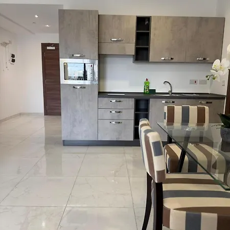 Prime Paceville Near St Georges Апартаменты *